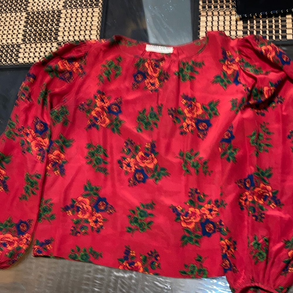 Medium sized blouse